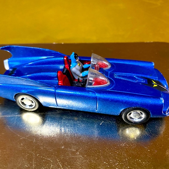 BATMAN 1960 BAT MOBILE CORGI CAR DC COMICS DIE CAST BLUE CAR BMBV1 & BATMAN 4.5” - Picture 2 of 14